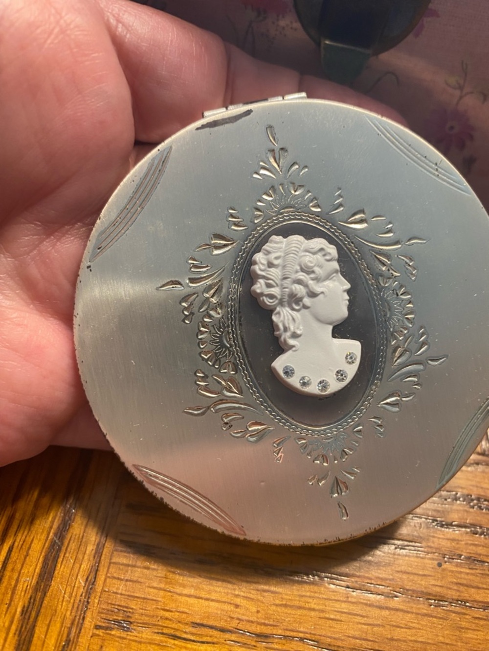 Vintage Boxed 1962 Zell Fifth Ave Cameo Powder Compact Etched Floral Silver Tone